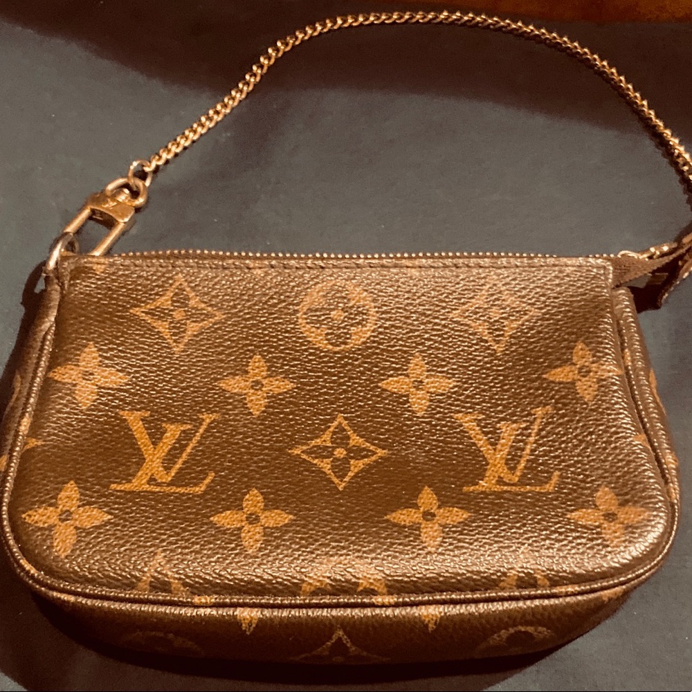🤩Authentic Louis Vuitton Mini Pochette🤩